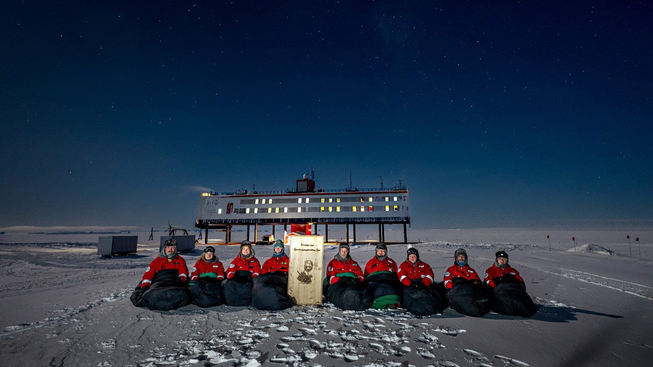 Das Foto zeigt die Kiste kurz vor dem Öffnen in der kalten Polarnacht.