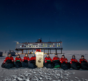 Das Foto zeigt die Kiste kurz vor dem Öffnen in der kalten Polarnacht.