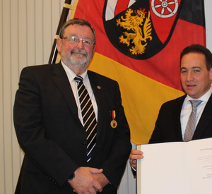 Artur Oberbeck und SGD Süd-Präsident Hannes Kopf bei der Verleihung