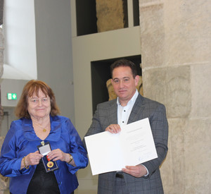 Karin Schlaipfer und SGD Süd-Präsident Hannes Kopf bei der Verleihung