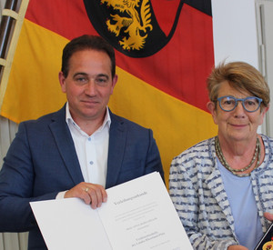 SGD Süd-Präsident Hannes Kopf und Anna-Maria Heller bei der Urkundenübergabe