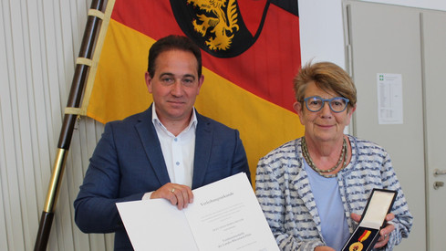 SGD Süd-Präsident Hannes Kopf überreicht Verdienstmedaille des Landes an Anna-Maria Heller aus Wernersberg SGD Süd-Präsident Hannes Kopf überreicht Verdienstmedaille des Landes an Anna-Maria Heller aus Wernersberg