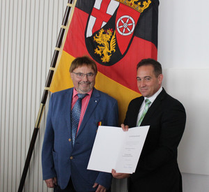 Wolfgang Braun und SGD Süd-Präsident Hannes Kopf bei der Urkundenübergabe