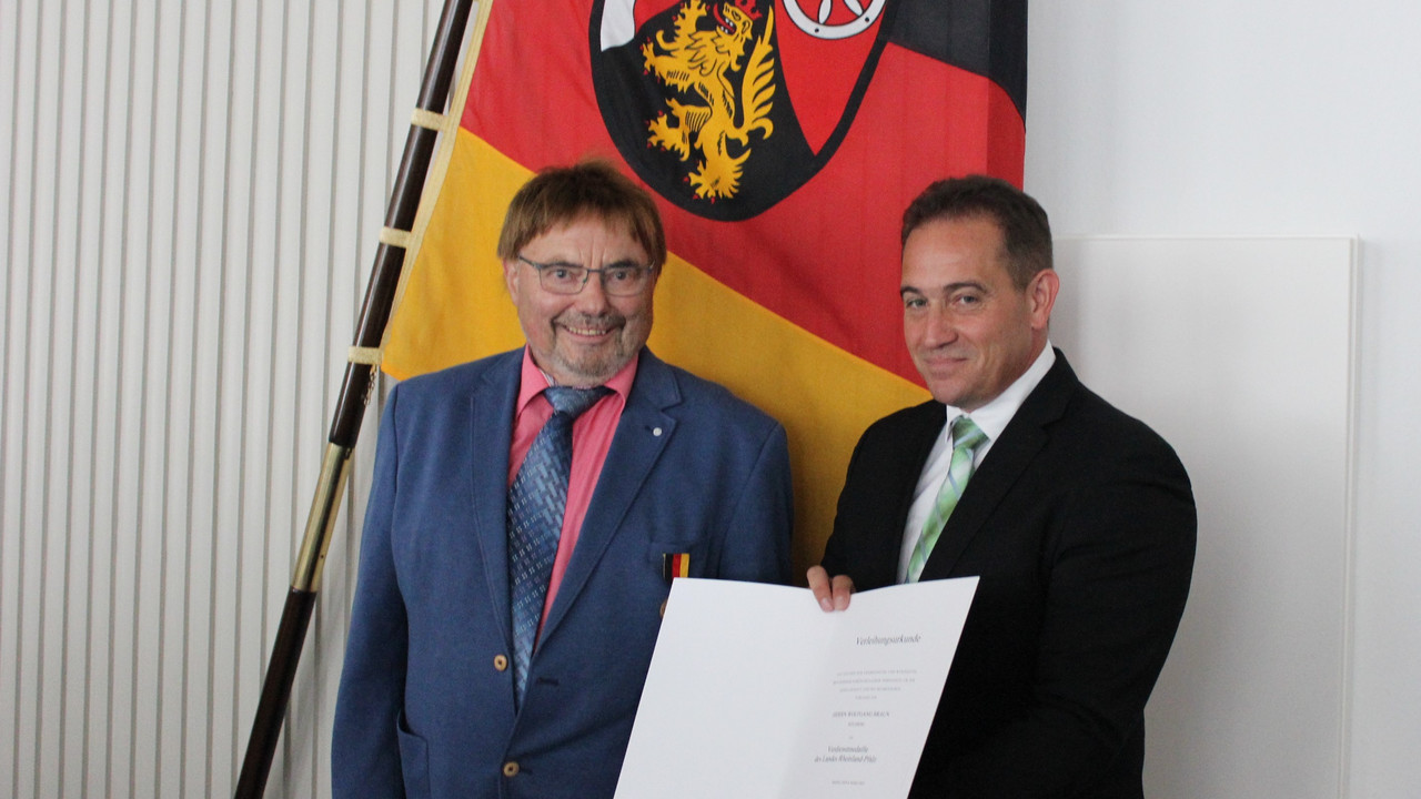 Wolfgang Braun und SGD Süd-Präsident Hannes Kopf bei der Urkundenübergabe