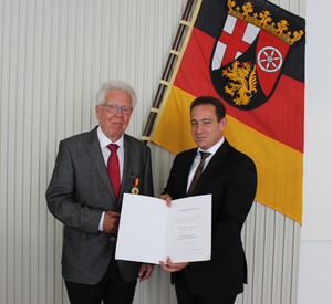 Dr. Uwe Müller und SGD Süd-Präsident Hannes Kopf bei der Urkundenübergabe