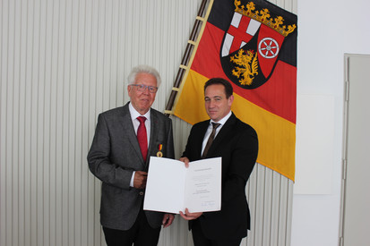 SGD Süd-Präsident Hannes Kopf überreicht Verdienstmedaille des Landes an Uwe Müller aus Herxheim