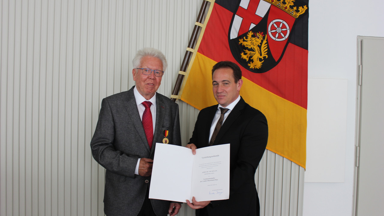 Dr. Uwe Müller und SGD Süd-Präsident Hannes Kopf bei der Urkundenübergabe