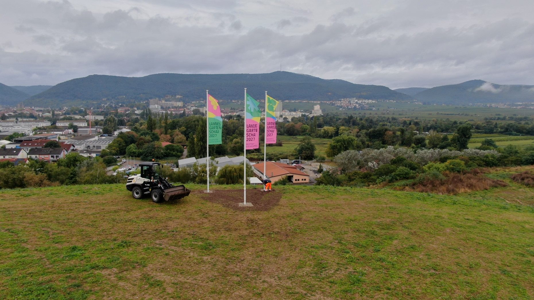 Panoramaausblick über das LGS-Gelände mit Fahnenmasten