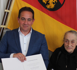 SGD Süd-Präsident Hannes Kopf und Sigrid Hackbarth bei der Urkundenverleihun