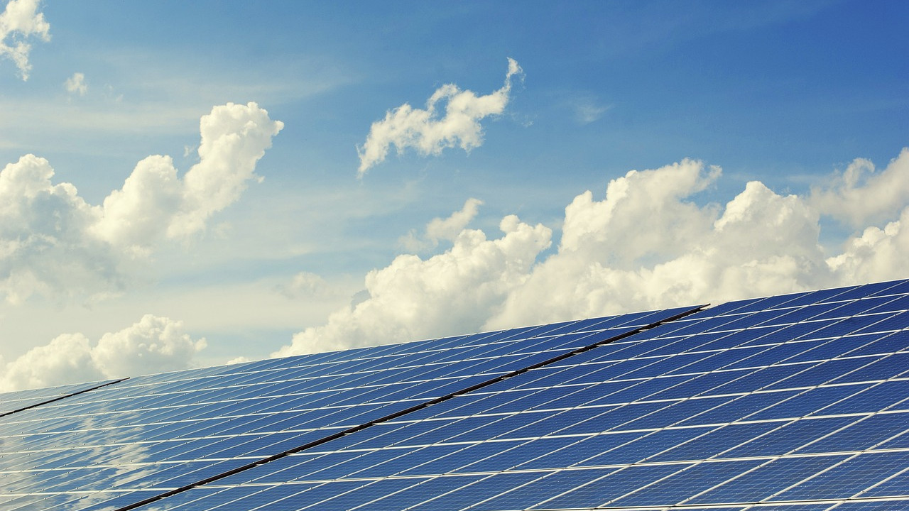 Photovoltaikanlage unter freiem Himmel