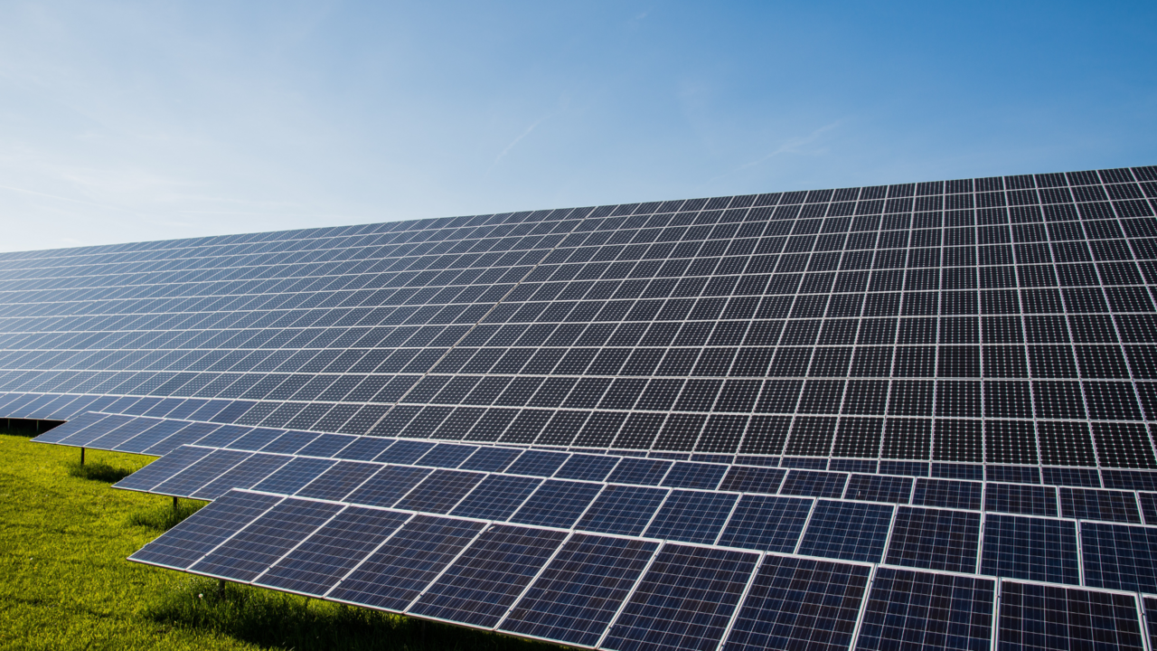 Großes Photovoltaikfeld auf einer Freifläche