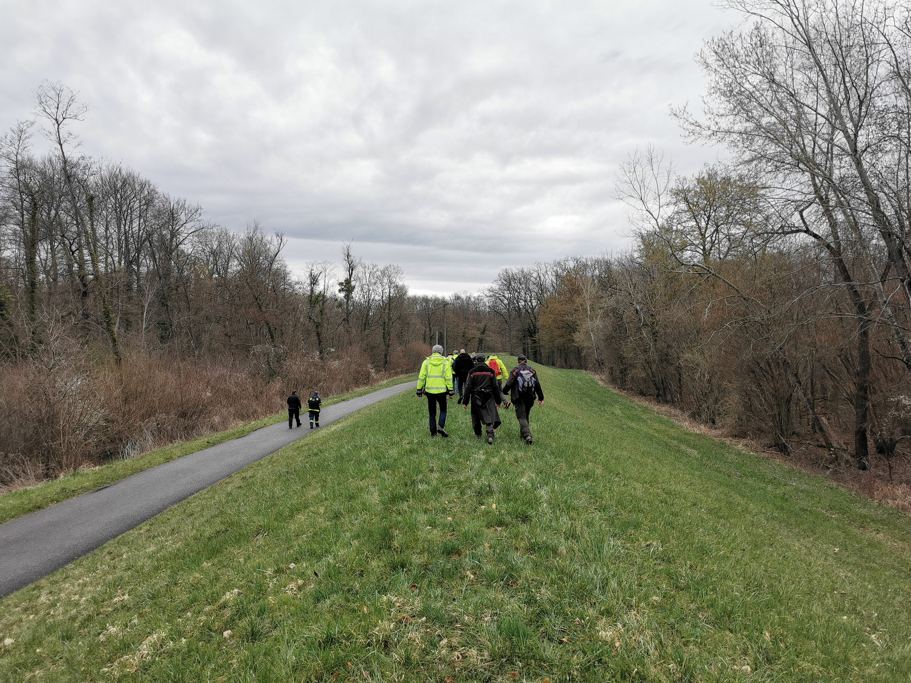 Wandergruppe auf einer Deichkrone