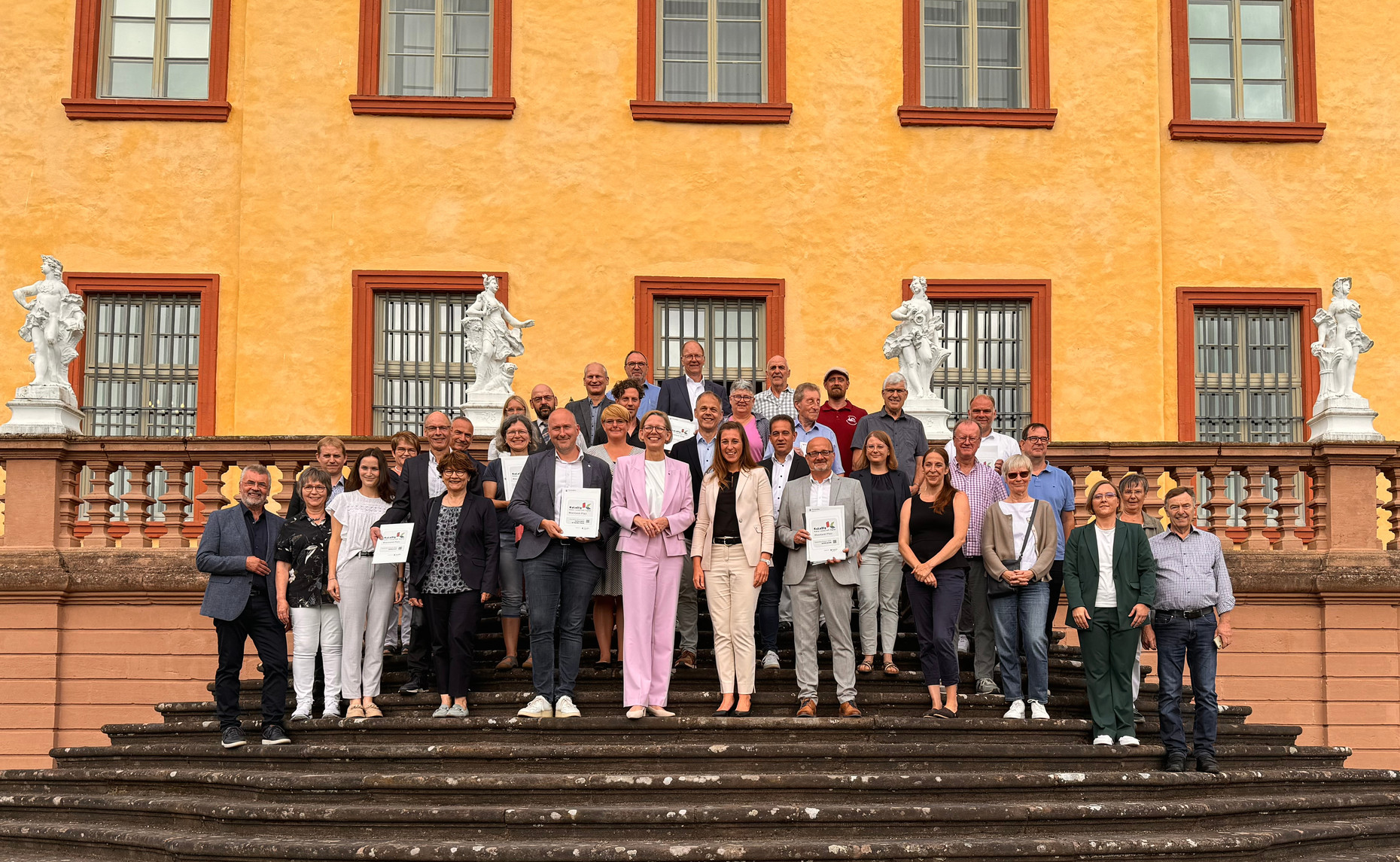 Vertreterinnen und Vertreter der ausgezeichneten KuLaDig Kommunen mit Staatssekretärin Simone Schneider und SGD Süd-Präsident Prof. Dr. Hannes Kopf auf Schloss Malberg