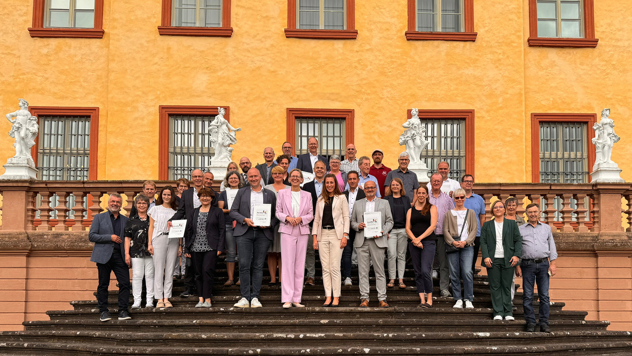 Vertreterinnen und Vertreter der ausgezeichneten KuLaDig Kommunen mit Staatssekretärin Simone Schneider und SGD Süd-Präsident Prof. Dr. Hannes Kopf auf Schloss Malberg