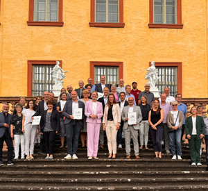 Vertreterinnen und Vertreter der ausgezeichneten KuLaDig Kommunen mit Staatssekretärin Simone Schneider und SGD Süd-Präsident Prof. Dr. Hannes Kopf auf Schloss Malberg