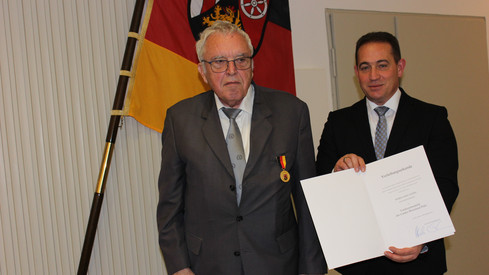 SGD Süd-Präsident Hannes Kopf überreicht Verdienstmedaille des Landes Rheinland-Pfalz an Josef Schön aus Ingelheim