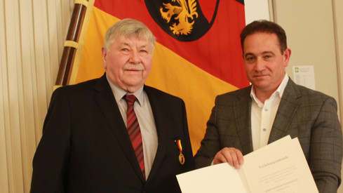 SGD Süd-Präsident Hannes Kopf überreicht Verdienstmedaille an Reinhard Wohnsiedler aus Eisenberg SGD Süd-Präsident Hannes Kopf überreicht Verdienstmedaille an Reinhard Wohnsiedler aus Eisenberg