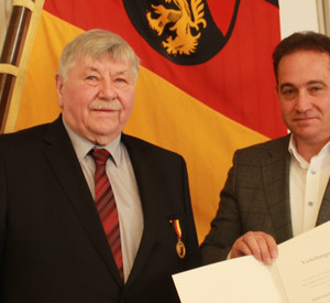 Reinhard Wohnsiedler und SGD Süd- Präsident Hannes Kopf bei der Verleihung