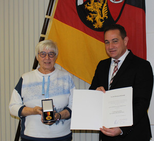 Margit Obländer-Zech und SGD Süd-Präsident Hannes bei der Verleihung