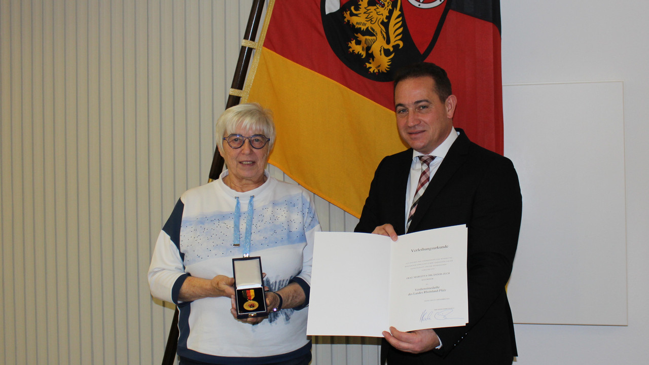 Margit Obländer-Zech und SGD Süd-Präsident Hannes bei der Verleihung