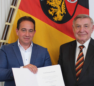 SGD Süd-Präsident Hannes Kopf und Paul Eichstetter bei der Urkundenübergabe