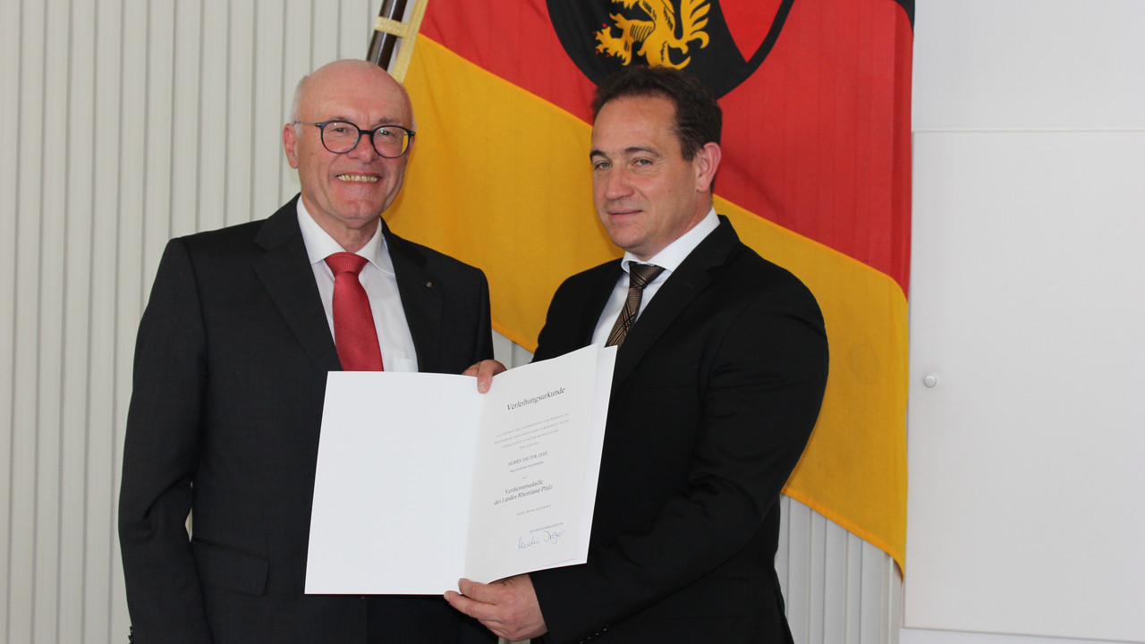 Dieter Zeiß und SGD Süd-Präsident Hannes Kopf bei der Urkundenübergabe