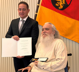 Präsident Kopf überreicht die Verdienstmedaille