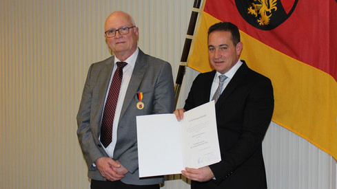 SGD Süd-Präsident Hannes Kopf überreicht Verdienstmedaille des Landes Rheinland-Pfalz an Peter Höding aus Saulheim