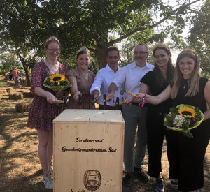 Foto der Vernagelung der Weinkiste