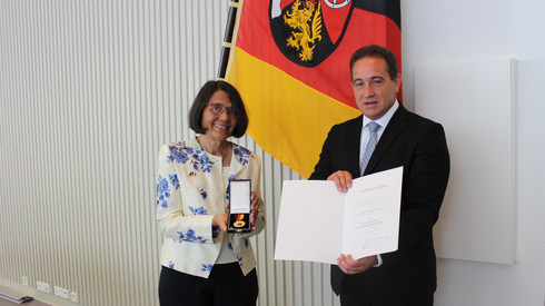 SGD Süd-Präsident Hannes Kopf überreicht Verdienstmedaille des Landes Rheinland-Pfalz an Barbara Borgeot-Klein aus Landau