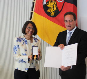 Barbara Borgeot-Klein und Hannes Kopf mit der Urkunde