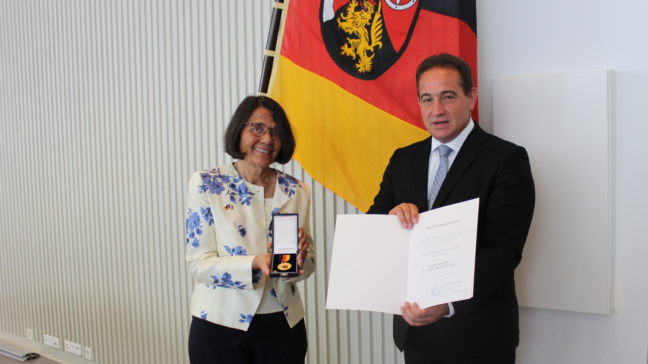 Barbara Borgeot-Klein und Hannes Kopf mit der Urkunde