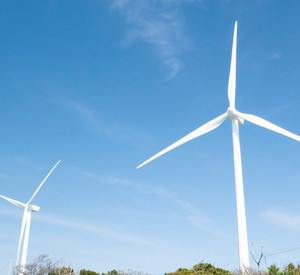 Drei Windräder vor blauem Himmel