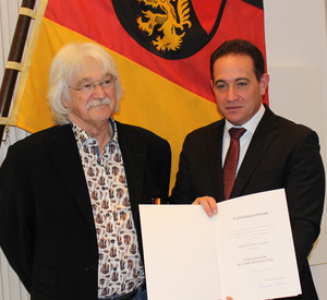 Ulrich Valnion und SGD Süd-Präsident Hannes Kopf bei der Übergabe der Verdienstmedaille