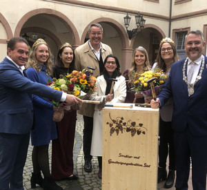 Gruppenbild bei der Vernagelung der Weinkiste