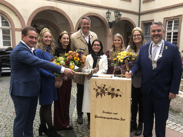 XXL-Weinkiste geht auf große Reise: Von Neumayers Wohnort Neustadt an der Weinstraße bis in die Antarktis XXL-Weinkiste geht auf große Reise: Von Neumayers Wohnort Neustadt an der Weinstraße bis in die Antarktis