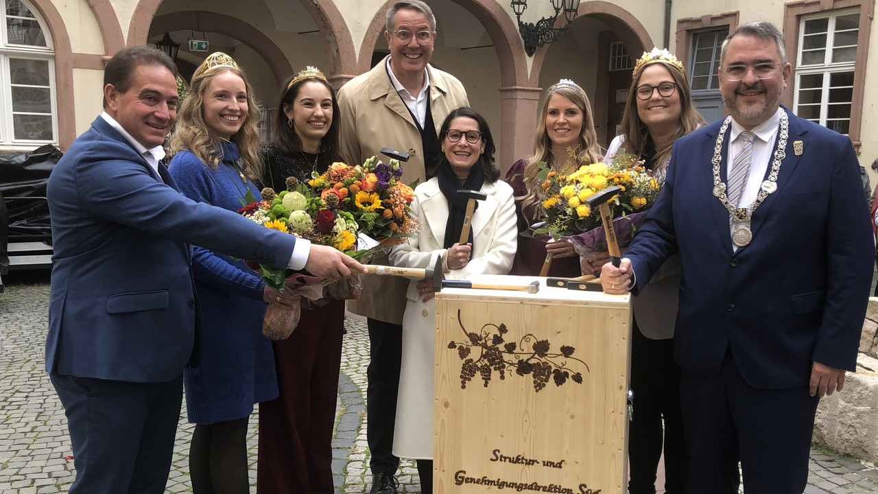 Gruppenbild bei der Vernagelung der Weinkiste