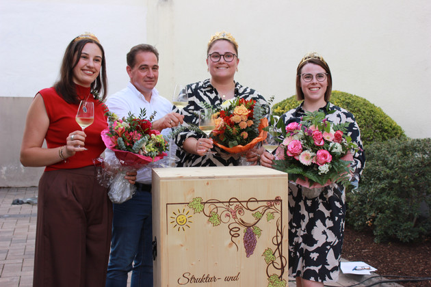 Feierliche Vernagelung einer XXL-Weinkiste bei der Eröffnung der Osthofener Weinmeile - 200. Geburtstag des Polarforschers Georg von Neumayer