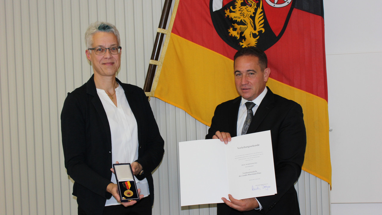 Marion Kling und Prof. Dr. Hannes Kopf bei der Verleihung