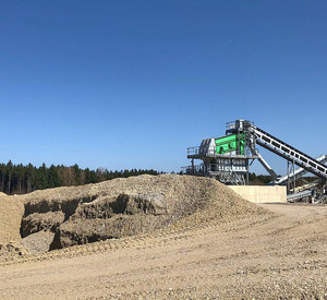 Bagger auf einem Kiesberg
