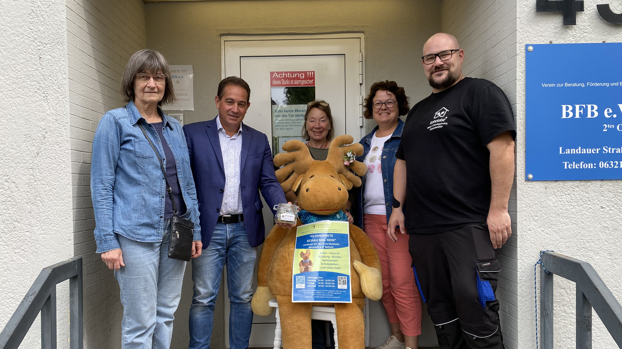 Erika Vogt, Prof. Dr. Hannes Kopf, Birgit Rieger, Monika Lang und Tim Kobel bei der Spendenübergabe