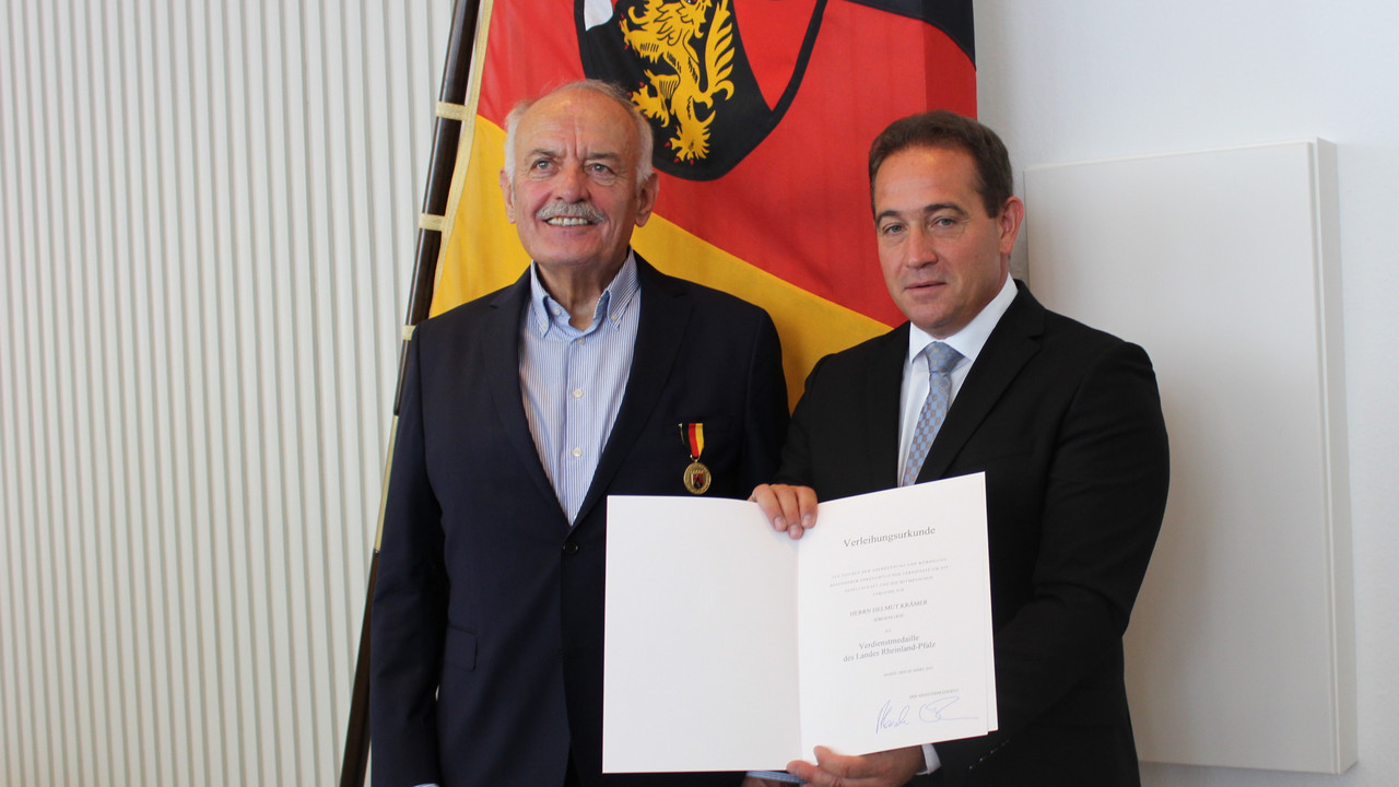 Helmut Krämer und Hannes Kopf mit der Urkunde