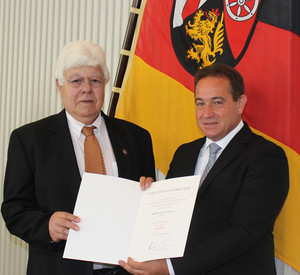 Franz Knutas und Hannes Kopf mit der Urkunde