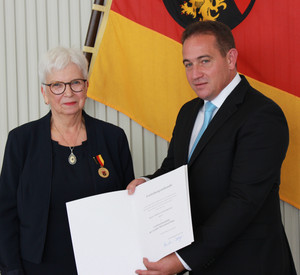 Ursula Schumann und SGD Süd-Präsident Hannes Kopf bei der Verleihung