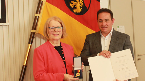 SGD Süd-Präsident Hannes Kopf überreicht Verdienstmedaille des Landes an Elfriede Thein aus Frankenthal SGD Süd-Präsident Hannes Kopf überreicht Verdienstmedaille des Landes an Elfriede Thein aus Frankenthal