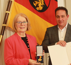 Elfriede Thein und SGD Süd-Präsident Hannes Kopf bei der Verleihung