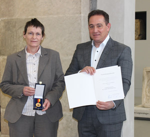 Marina Scherrer und SGD Süd-Präsident Hannes Kopf bei der Verleihung