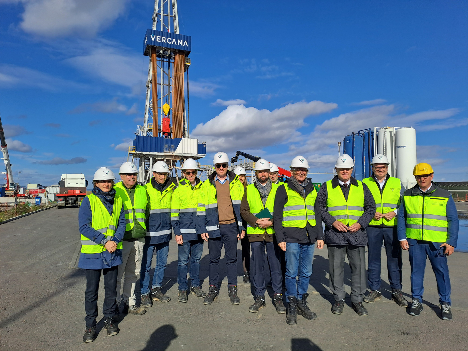 Präfekt der Region Grand Est und Vertreter aus Rheinland-Pfalz und Baden-Württemberg beim Besuch der Geothermie-Anlage in Landau