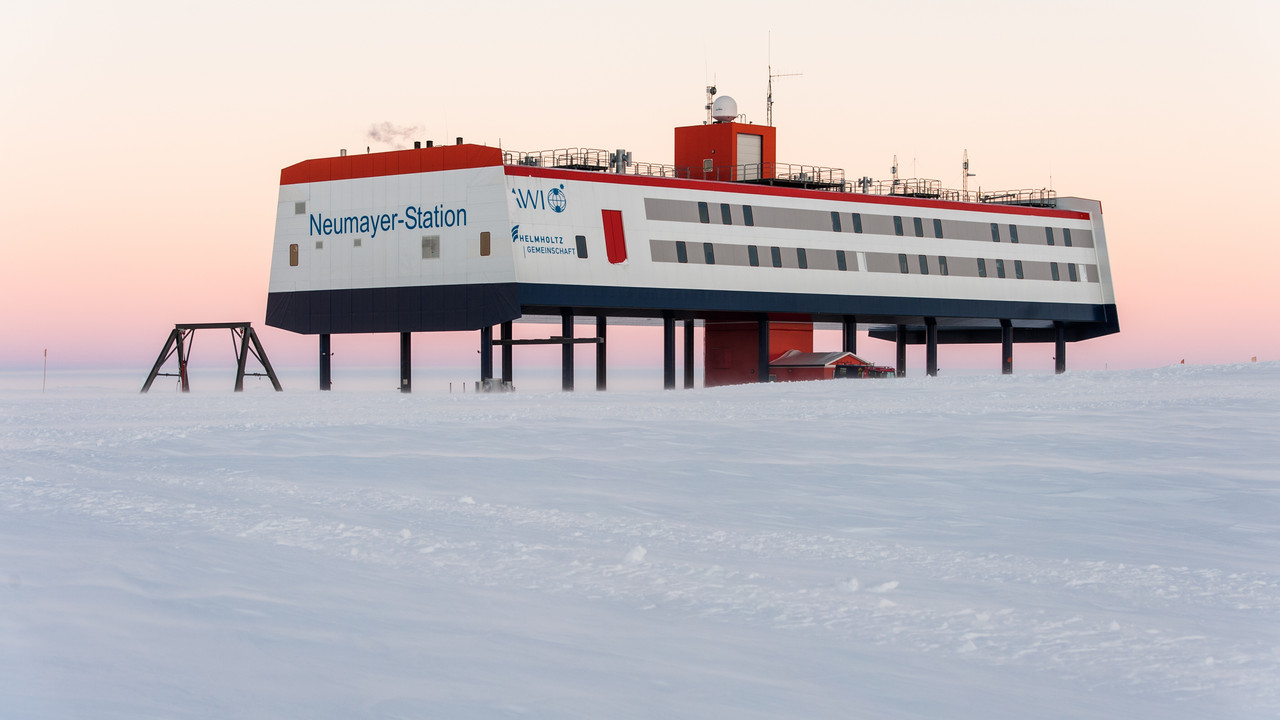 Gebäude der Neumayer-Station auf Stelzen in der Antarktis