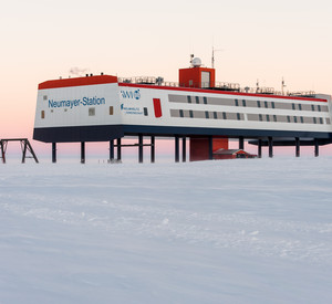 Gebäude der Neumayer-Station auf Stelzen in der Antarktis